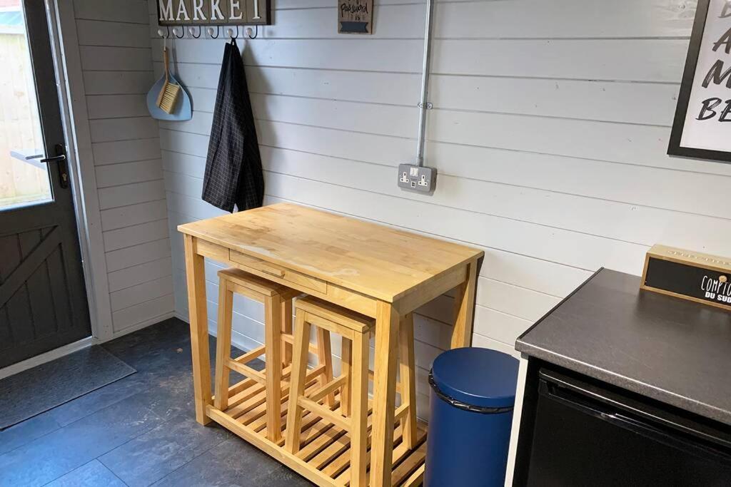 Cosy, Self-Contained Garden Room In City Centre! Херефорд Экстерьер фото