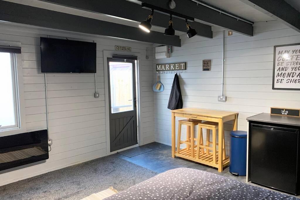 Cosy, Self-Contained Garden Room In City Centre! Херефорд Экстерьер фото